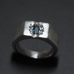 Sapphire signet